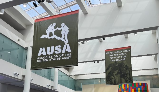 会場の吹き抜けに掲げられた AUSA（米陸軍協会）のバナー