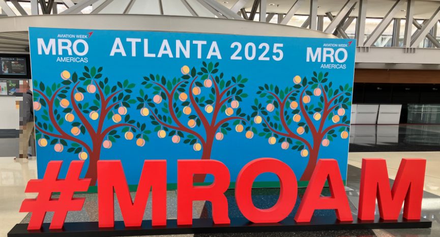 「MRO AMERICAS ATLANTA 2025」と掲げられた会場の記念撮影スポット